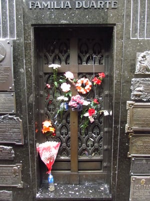 Die bekannteste Persönlichkeit, die auf dem Friedhof ihre letzte Ruhestätte fand ist sicherlich Evita Peron. Auch heute noch wird ihr Grab von vielen Menschen aus In- und Ausland täglich besucht.