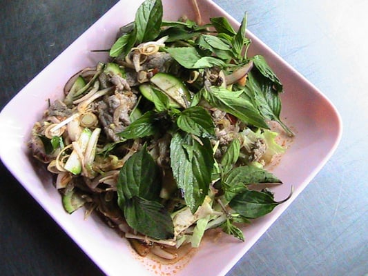 Gebratener Reis mit Gemüse & Thai-Basilikum.