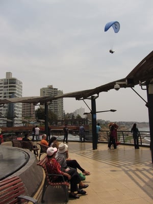 Viele Fallschirmspringer landen am Strand vor dem LarcoMar.