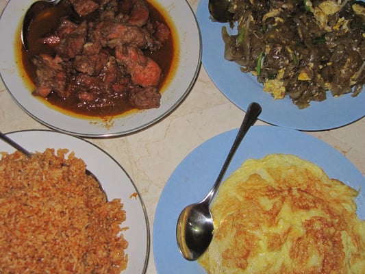 Frühstück. Nasi Goreng, Omelette, Hühnchen-Curry & Nudeln mit Gemüse.