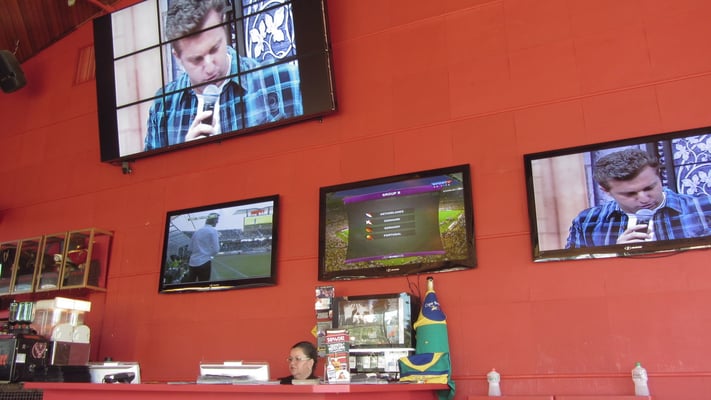Beim Fußballschauen. Da läuft das Deutschlandspiel bei der Europameisterschaft und die Brasilianer schauen sich ein Freundschaftsspiel ihrer Kicker gegen Argentinien an.