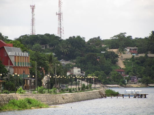 Unser Hostel (links) mit dem Badesteg.