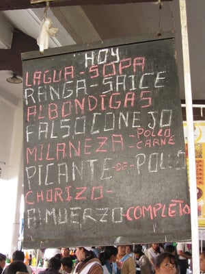 Mittagsanebote auf dem Markt.