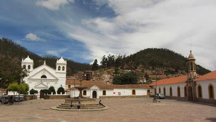 Das Kloster la Recoleta wurde im Jahre 1601 von Franziskanern gegründet und ist umgeben von viereckigen, mit steinsäulenbewehrten Gängen umrundeten Innenhöfen, in denen liebliche Gärten mit Rosen und blühenden Geranien angelegt sind.