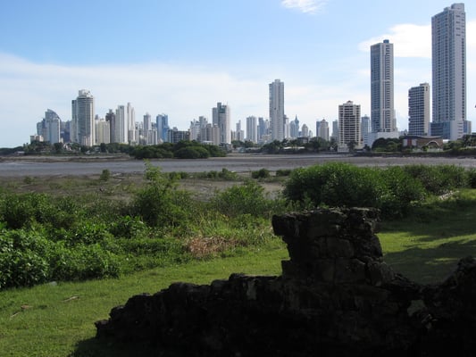 Blick von Panama Vieja auf die Skyline.