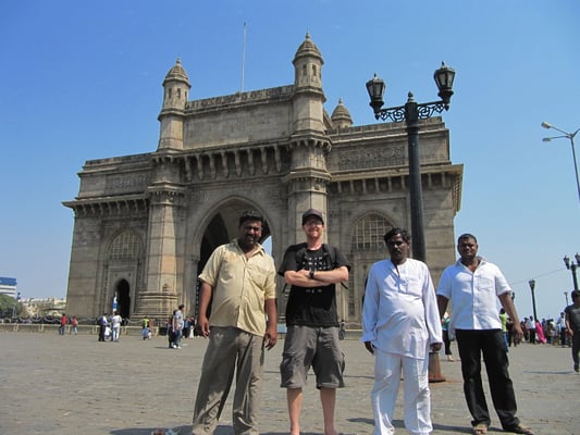 Vor dem Gateway of India.