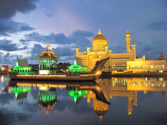 Das "ceremonial stone boat" mit der Omar-Ali-Saifuddin-Moschee im Hintergrund.