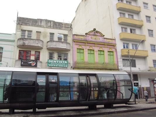 Haltestellenröhre mit Hochbahnsteig. Diese sind mit Personal besetzt, die den zeitaufwändigen Fahrscheinverkauf und die -kontrolle bereits am Eingang zur Röhre durchführen, so dass der Bus nur sehr kurze Haltezeiten für den Fahrgastwechsel benötigt.