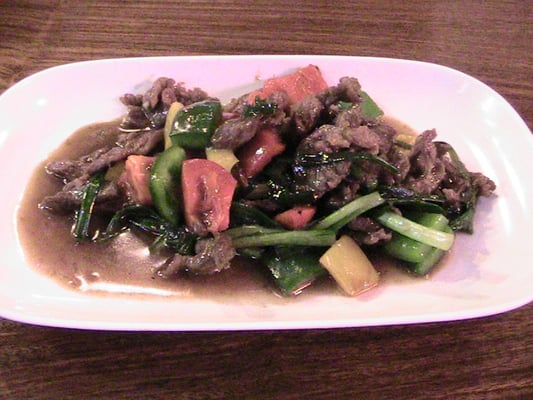 Gebratenes Rindfleisch mit Gemüse.