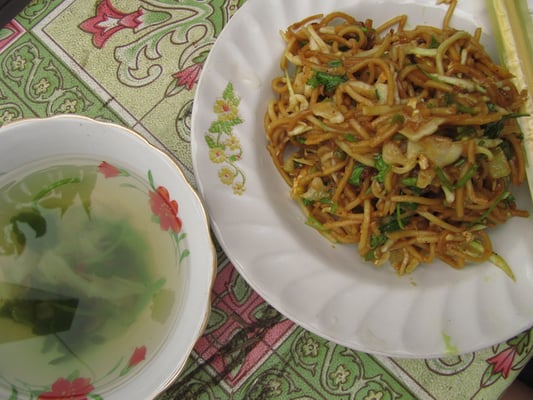 Kalte, marinierte Erdnuß-Nudeln mit Suppe.