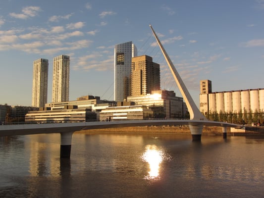 Alle Straßen in Puerto Madero sind nach Frauen benannt. Die neueste Verbindung zwischen Puerto Madero und der Innenstadt ist die Puente de la Mujer (Frauenbrücke), die von Santiago Calatrava entworfen wurde.