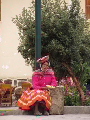 Indigene Trachten sind Pflicht für die modebewusste Frau aus Ollantaytambo.