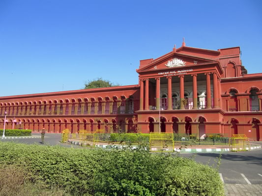 Bangalore's Highcourt - Attara Kacheri ist ein wirklich beeindruckend langes und rotes Gebäude.