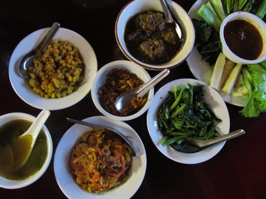 Speisenauswahl im burmesischen Gourmettempel "Feel" in Yangon. Dank unserer Gastgeberin und ihres Fahrers wurden wir standesgemäß in die burmesische Küche eingeführt.