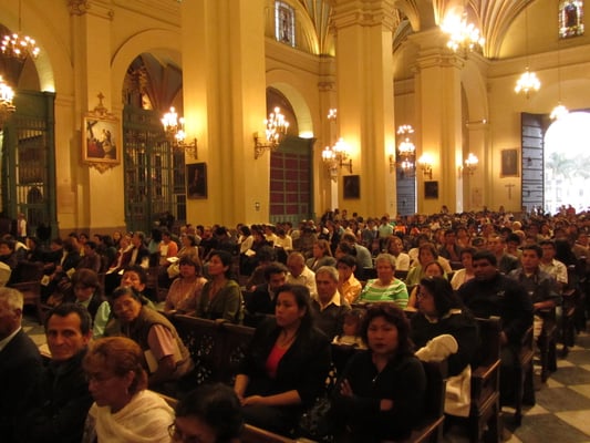 Viele Gläubige in der Kathedrale.