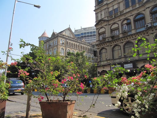 In Colaba. Ende des 17. Jahrhunderts war Colaba eine von mehreren Inseln, die sich zu dem am südlichsten Punkt von Mumbai stehenden Leuchtturm hin erstreckte.