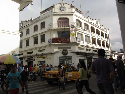 Blick aus einem Cafe auf die belebte Straße.