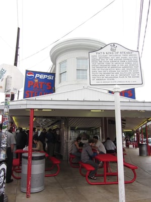 Hier in  wurde in den 1930er Jahren von Pat and Harry Olivieri das Cheesesteak erfunden.erfunden
