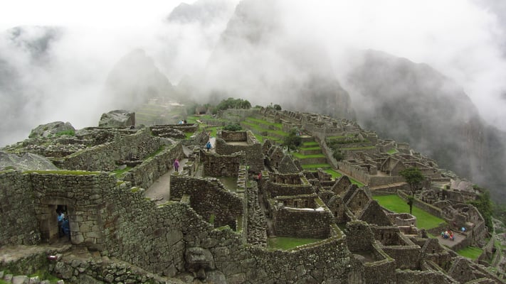 Nebelschwaden über der Stadt von M.P.