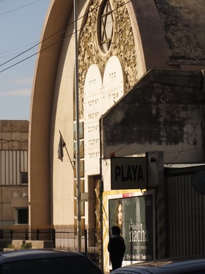 Strenge Sicherheitsvorkehrungen machen das Fotografieren der Synagoge fast unmöglich.