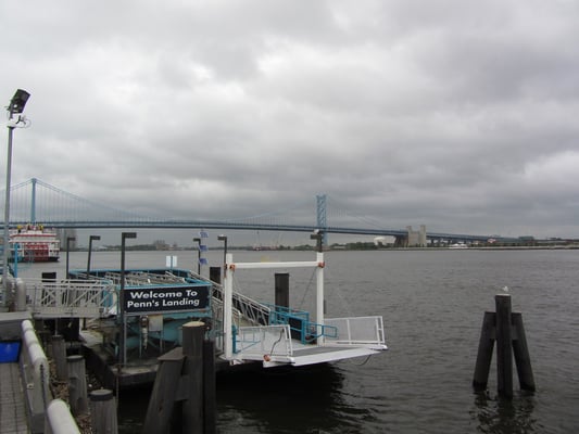Penn's Landing, das Hafengebiet am Delaware Fluss, ist nach William Penn, der hier 1682 anlegte und Pennsylvania gründete, benannt.