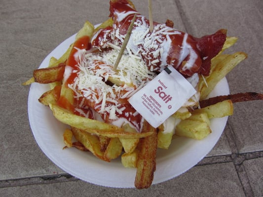 Currywurst mit Pommes ohne Curry dafür mit Käse.