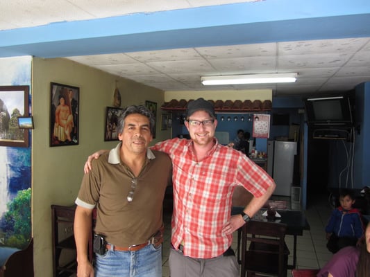 Dieser kolumbianische Restaurantbesitzer spricht einwandfrei deutsch, weil er 12 Jahre in Deutschland hauste.