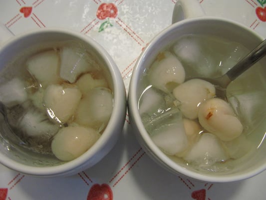 Kalte Nachspeiße mit Sprite und Lychees. Die spinnen? Spinnst Du?