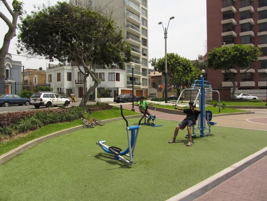 Fitnessgeräte für jedermann mit Pazifikblick.
