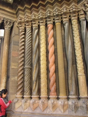 Bemerkenswert verschnörkelte Gestaltung des Eingangsbereichs.