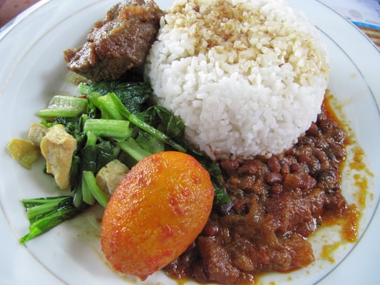 Essen auf der Zugfahrt nach Surabaya. Sehr ordentlich unser Rindfleisch, mit Gemüse und Tofu, einem Ei und Reis. Klar, dass wir gern Zugfahren.
