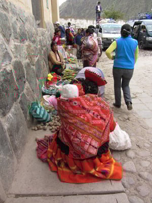 Gemüseverkäuferin vor dem Markt.