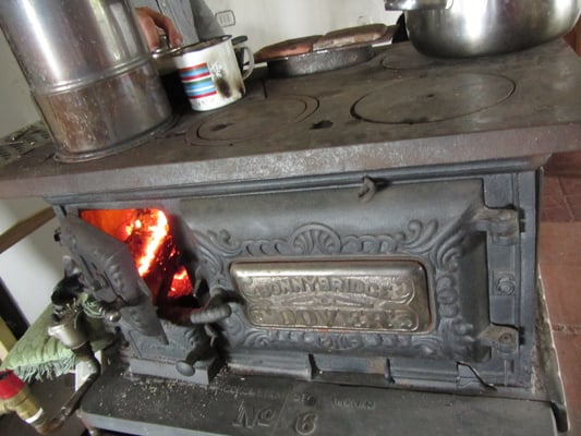 Der antike Ofen in unserem Haus ist multifunktional. Er wärmt das Haus, erhitzt das Essen und trocknet die Kleidung.