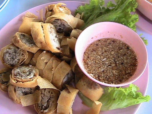 Kalte, geschnittene Frühlingsrollen mit Erdnußsoße.