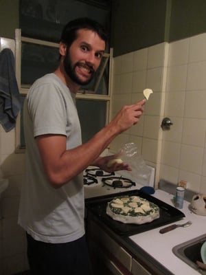 Unser guter Freund und Gastgeber Martin kocht für uns eine Mangoldquiche.