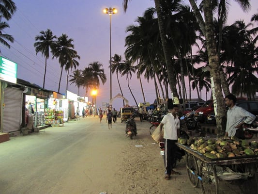 Die Hauptstraße zum Strand bei Nacht.