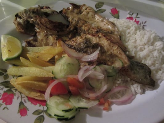 Gegrillter Fisch mit klassischen Beilagen