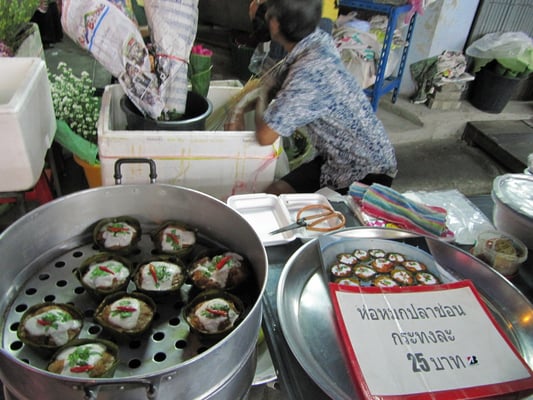 Süße, mit Chilli gewürzte Kokosplätzchen