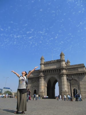 Chihi vor Mumbais Eiffelturm.