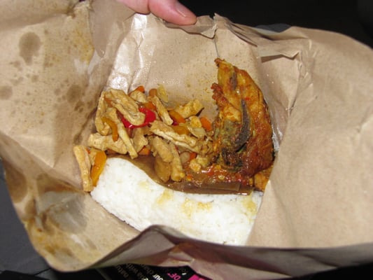 Im Zug nach Solo. Kleiner Snack für kleines Geld. Fisch, Tofu und Reis. Aber alles mit ordentlich Schmackes!