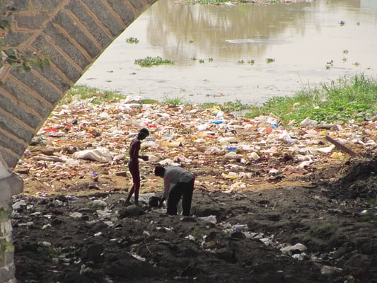 Kinder suchen im Müll nach Verwertbarem.