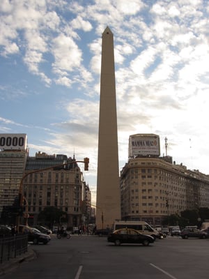 Der Obelisk auf der Av. 9 de Julio Ecke Diagonal Norte ist das Wahrzeichen der Stadt.