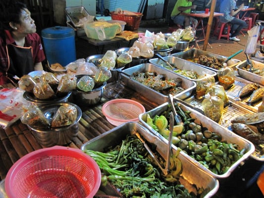 Gebratener Fisch & Gemüse mit verschiedenen Soßen.