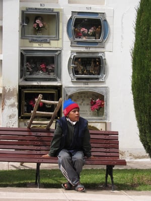 Kinder warten mit Leitern um diese gegen ein kleines Entgelt zu vermieten.