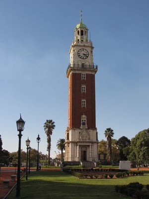 Der Uhrenturm auf der Plaza Fuerza Aerea Argentina.