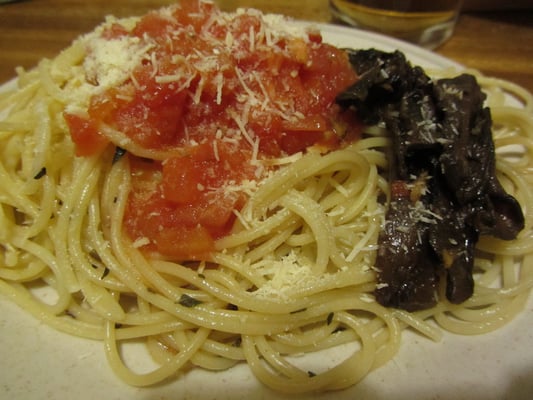 Spaghetti al Pomodoro mit gebratenen Pilzen