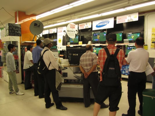 Fußballfans im Supermarkt.