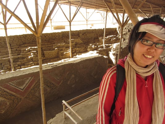 In der Ruine der Mondpyramide. Sie ist kleiner als die gegenüber liegende Sonnenpyramide (Huaca del sol).