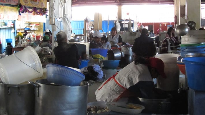 Marktfrauen bei der Arbeit.