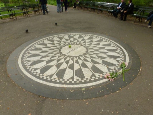 Besonderes Merkmal der Strawberry Fields ist das von Yoko Ono gestaltete und von italienischen Handwerkern ausgeführte kreisrunde Mosaik aus schwarzen und weißen Steinchen.